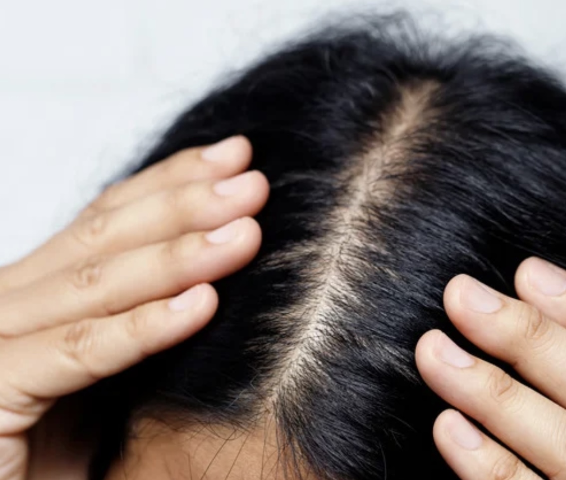Le gommage du cuir chevelu et le Head Spa : essentiels ou simple tendance ?